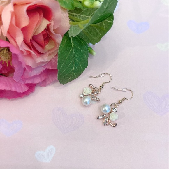 Jewelry - Dangled earrings. Butterfly pearl earrings.